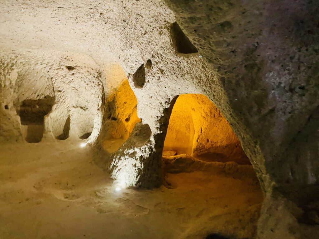 カッパドキアの地下都市内部。凝灰岩を掘って作られた古代の住居跡