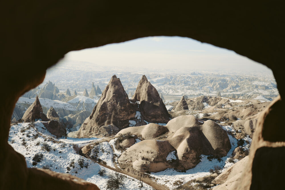 トルコ・カッパドキアの雪化粧した奇岩群。洞窟住居の歴史を物語る世界遺産の絶景