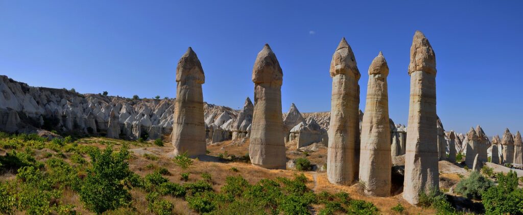 トルコ・カッパドキアのラブバレーに立ち並ぶ独特な形の奇岩群