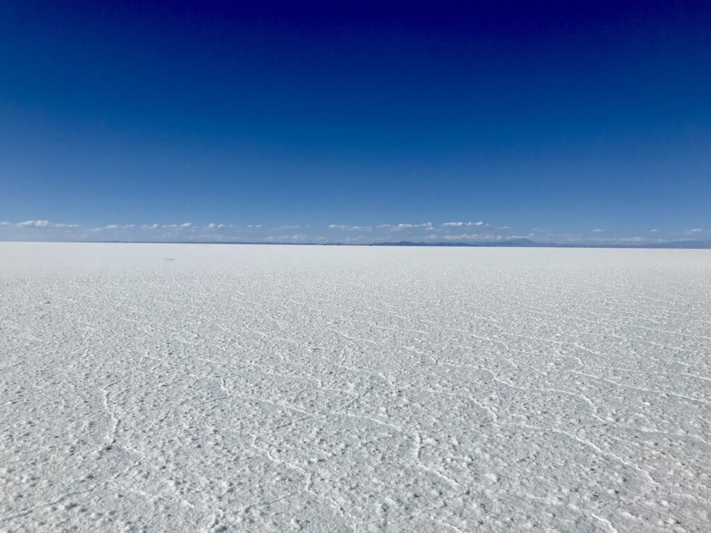 ボリビア・ウユニ塩湖の乾季、白い塩の大地が地平線まで続く絶景
