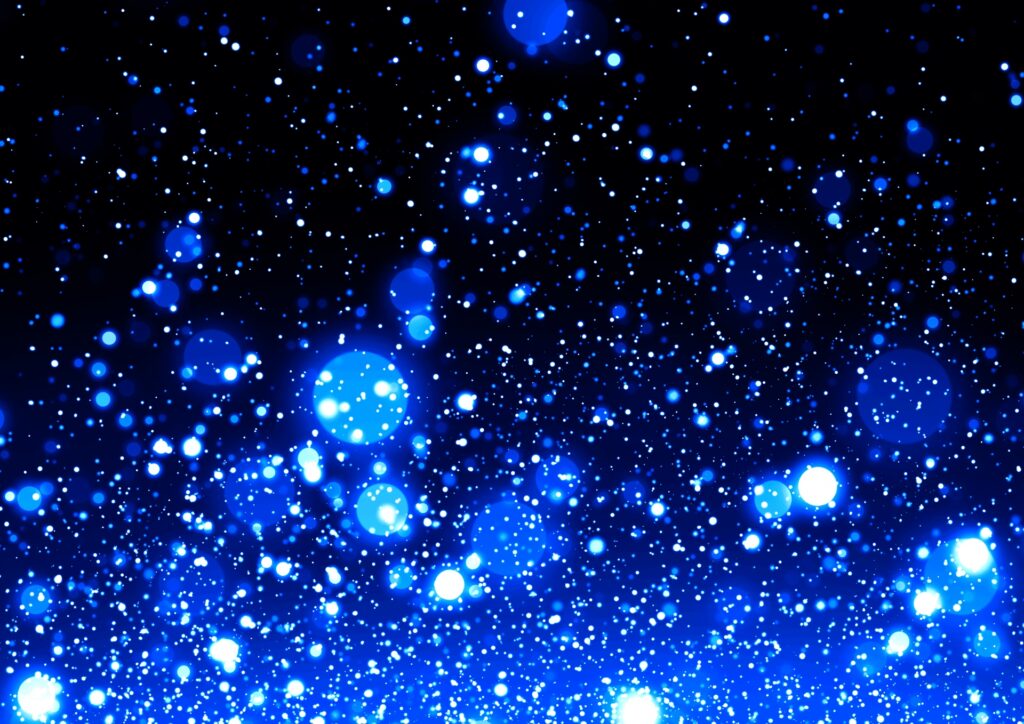 夜光虫が放つ青白い光──外敵を避けるための発光戦略を表現したイメージ