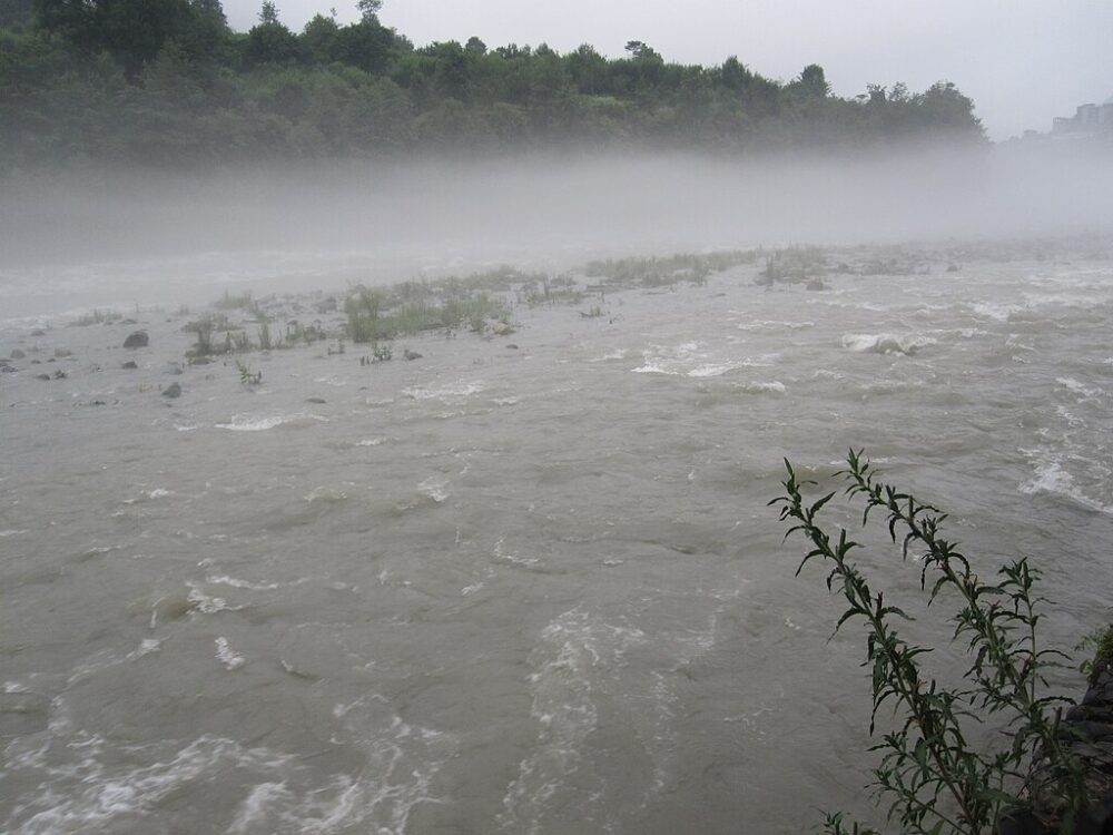 インド北西部のビアース川(古代のヒュパシス川)。アレクサンダー大王の東方遠征がここで止まったとされる地点の風景