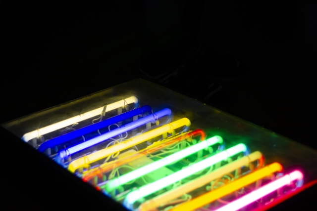 色の違うネオン管の中で光るガスの写真