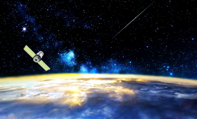 人工衛星と地球を背景にした宇宙のイメージ。太陽風が通信に影響する様子を表現。