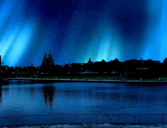 湖に映る幻想的なオーロラ風景