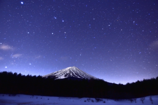 日本の冬夜空と富士山の星景の写真