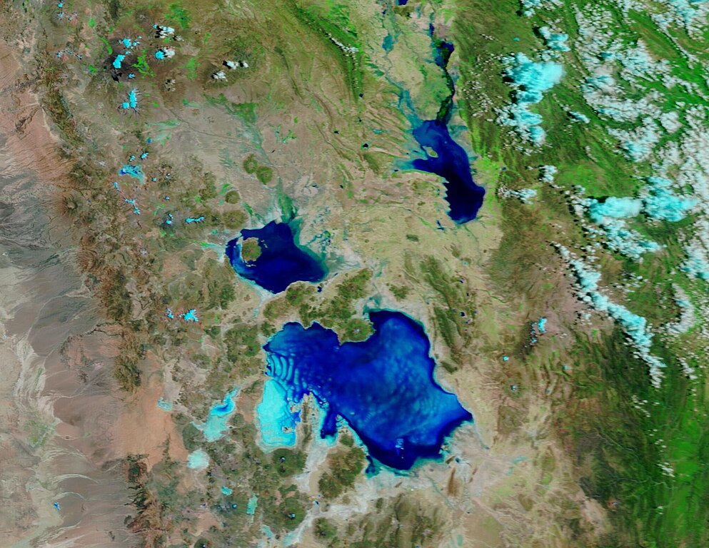 雨季に降った水が、平らな高原の地形に一時的に広がった様子を捉えた衛星画像