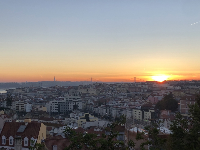 夕暮れのリスボン市街とテージョ川を望む街並みの風景