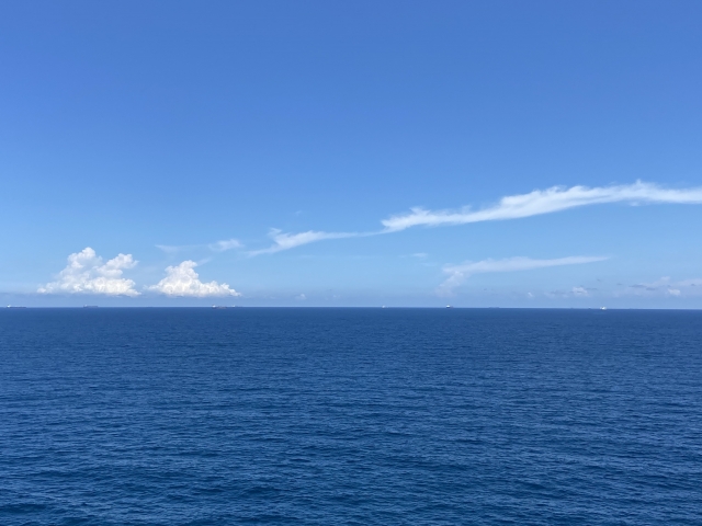 陸地の見えない外洋の水平線。東西の位置を示す手がかりが何もない海の風景