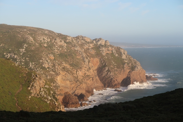 外洋に向かって切り立つ断崖と荒れる海（越えられなかった岬のイメージ）