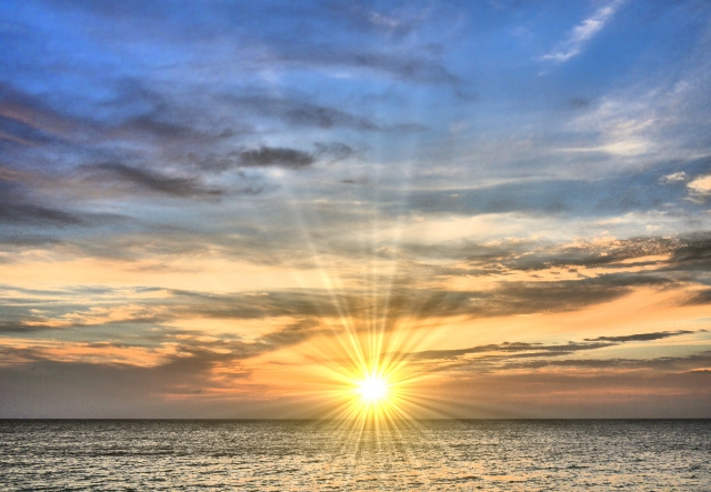 海の上に昇る太陽。太陽の位置から方位や正午を知ろうとした航海の基準を示す光景。
