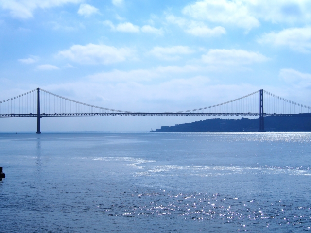 リスボンのテージョ川と、その先に広がる海を望む穏やかな風景