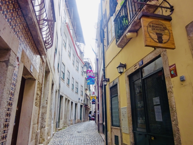 リスボン・アルファマ地区の細い路地。港町の生活が感じられる静かな街並み