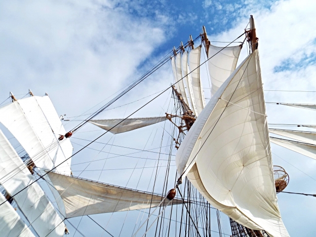 張り替えられた帆とロープ。朝の光の中で、船の向きが変わり始めている。