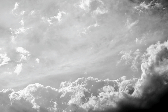 雨のあとに広がる雲に覆われた空