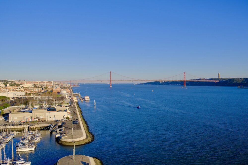 リスボンの港とテージョ川。外洋へと続く広い水路と市街地を望む風景