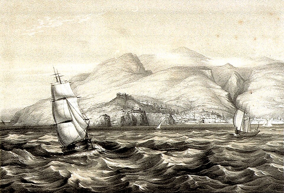航海の拠点となった島の沖を進む帆船と、遠くに見える港の風景