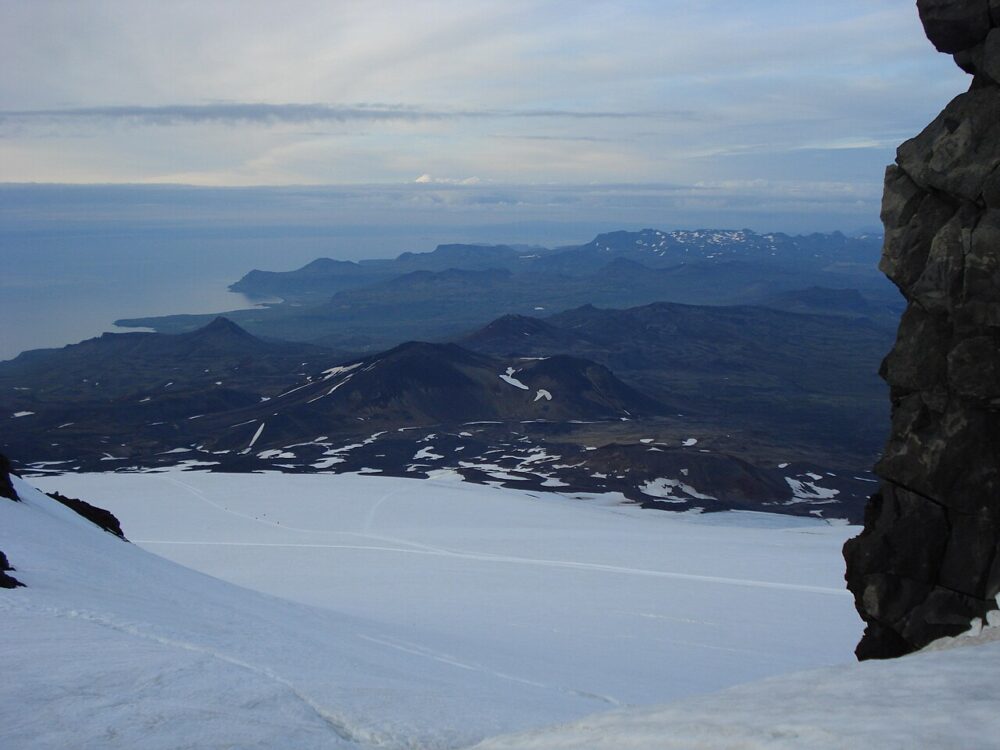 雪原の向こうにブレイザフィヨルズル湾を望むアイスランド西部の風景