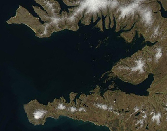 衛星から見たブレイザフィヨルズル湾の入り組んだ島と入り江