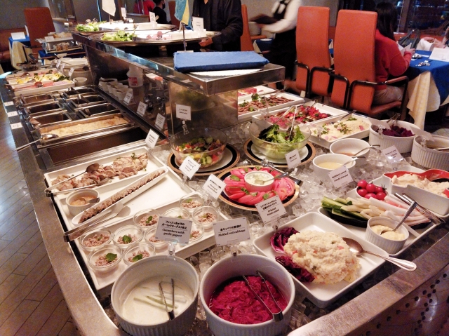 日本のホテルで提供されるバイキング形式のビュッフェ料理
