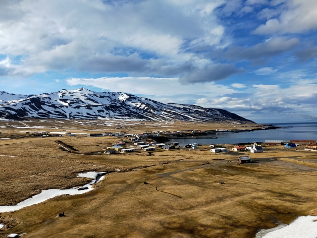 アイスランドに広がる小さな集落と港の風景