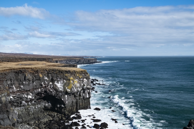 アイスランドの断崖と荒れた海岸線の風景