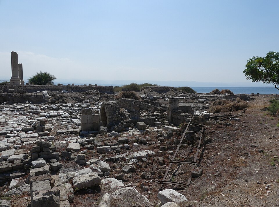 レバノン南部ティルスに残る古代都市遺跡。海に近い場所に石造りの遺構が広がり、かつて島だった町の痕跡が見える。