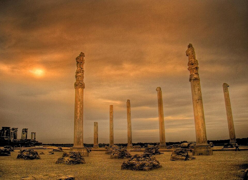 夕暮れの空に立つペルセポリスの列柱遺跡