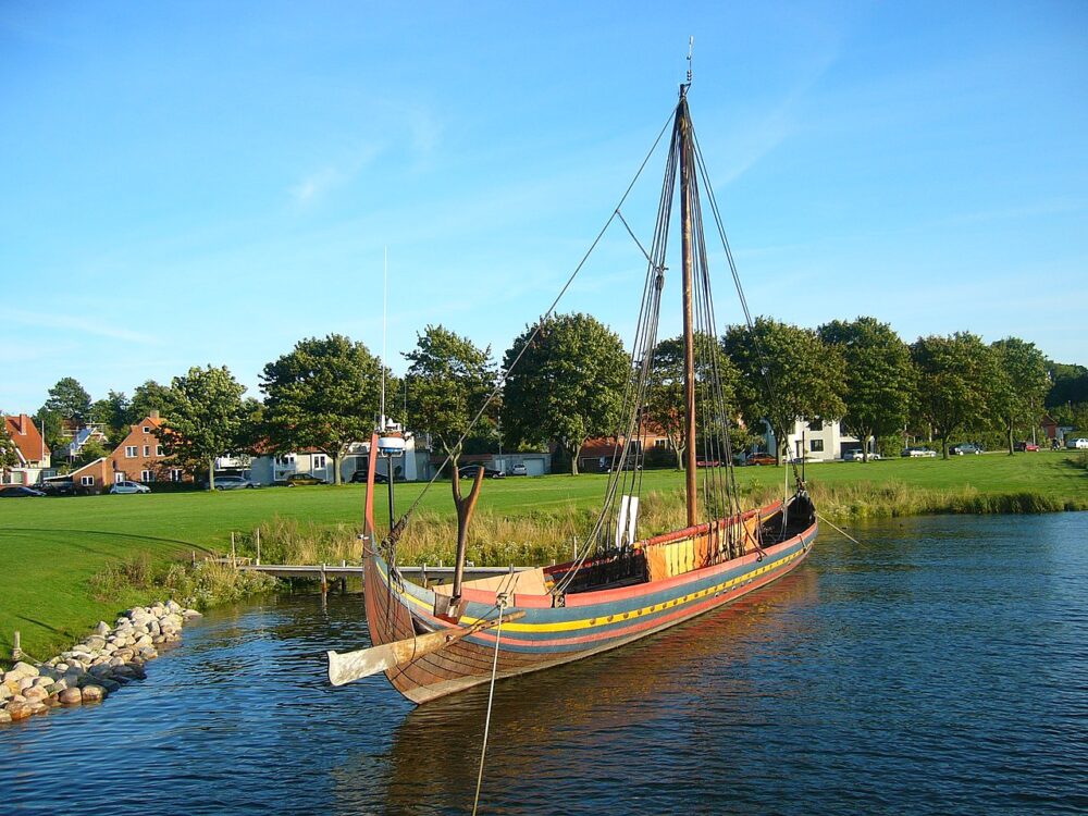 水辺に係留されたバイキングのロングシップの復元船