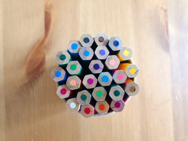 六角形の断面を持つ色鉛筆が並んだ様子(上からの視点)
