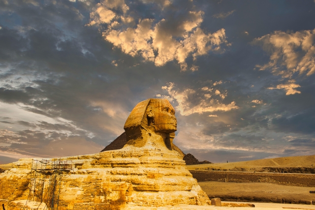 夕暮れの空の下で東を見つめるギザの大スフィンクス