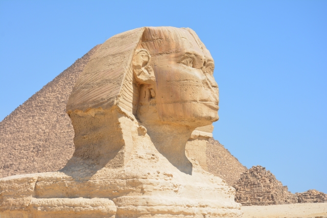 ギザの大スフィンクスの顔と背後に見えるカフラー王のピラミッド