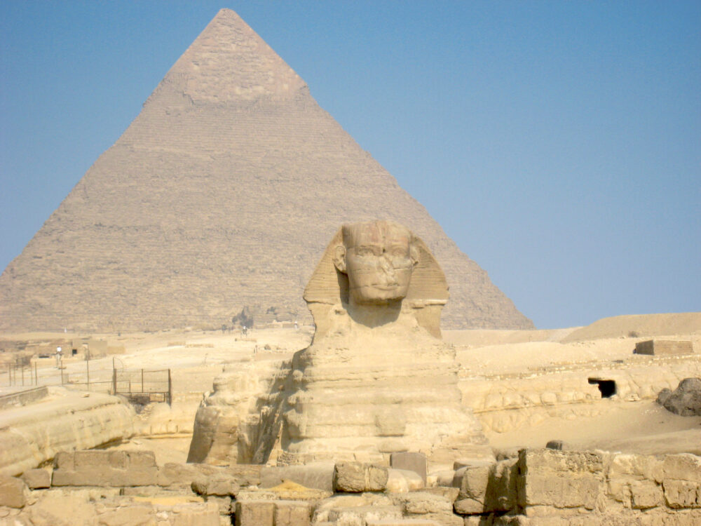 ギザのスフィンクスとカフラー王のピラミッド