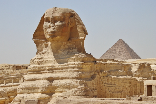 ギザのスフィンクスとカフラー王のピラミッド