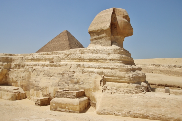 ギザの大スフィンクスの側面。ライオンの体に対して小さく見える頭部のバランスが分かる写真