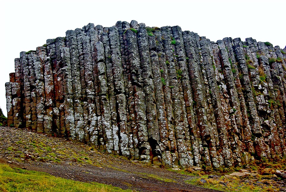 ジャイアンツ・コーズウェーの柱状節理が縦に並ぶ玄武岩の岩壁