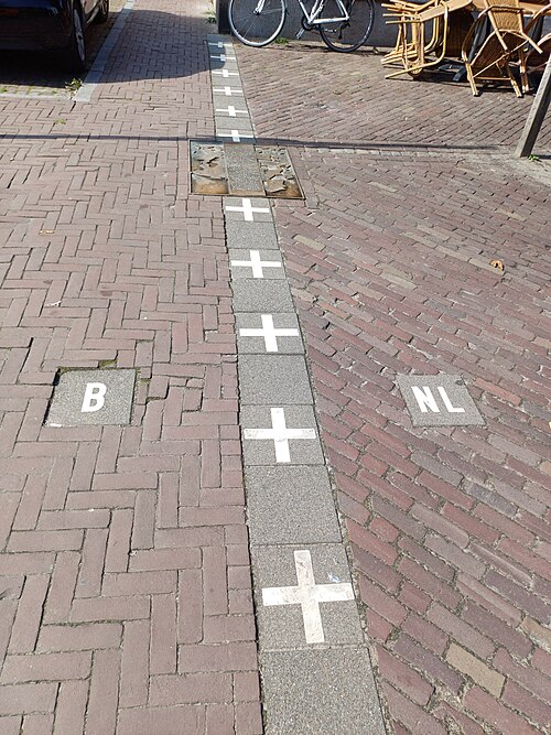 バールレの道路に描かれたベルギーとオランダの国境ライン
