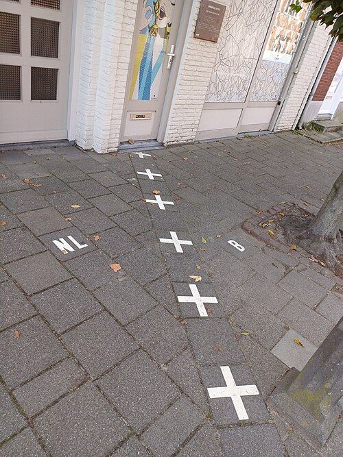 ベルギーとオランダの国境が住宅の前を通るバールレの歩道