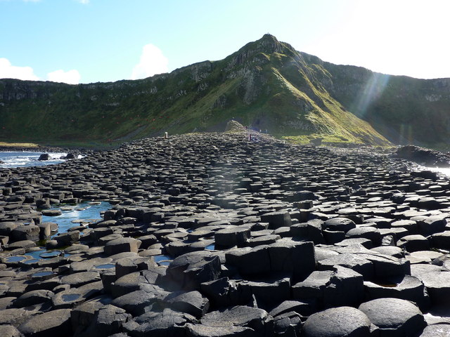 ジャイアンツ・コーズウェーの六角形の玄武岩柱が広がる海岸