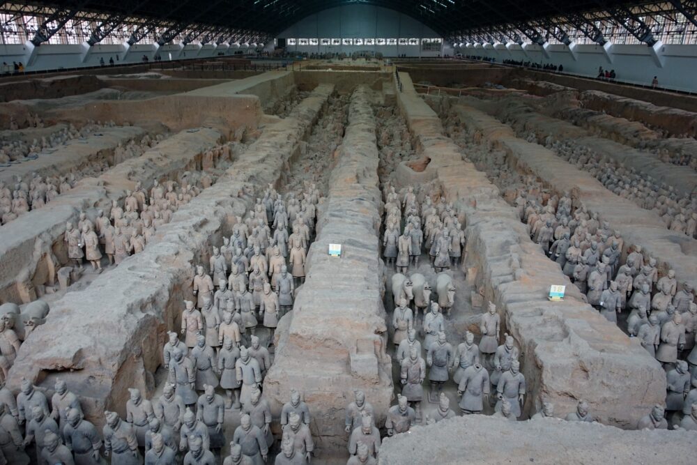 兵馬俑の坑に整然と並ぶ数千体の兵士像と軍馬、始皇帝の陵墓に再現された古代中国の軍隊