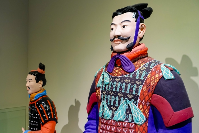 兵馬俑の復元彩色像、古代中国の兵士が当時は鮮やかな色で再現されていたことを示す模型