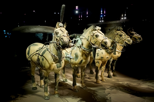 兵馬俑の軍馬と戦車の像、始皇帝の陵墓に再現された古代中国の軍事装備の副葬品