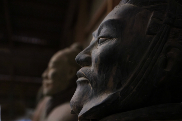 兵馬俑の兵士の顔のクローズアップ、精巧な表情と陰影が人間のように再現された像