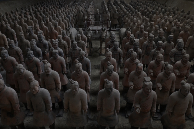兵馬俑の坑内に整然と並ぶ兵士像の群像と奥へ続く隊列