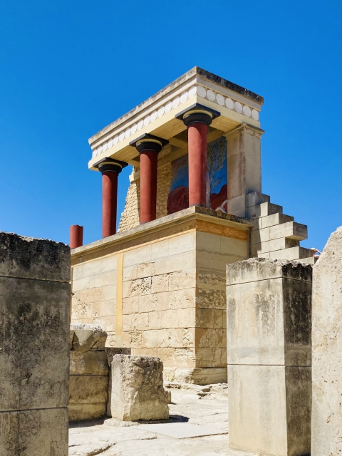 復元された赤い柱と石造遺構が残るクノッソス宮殿