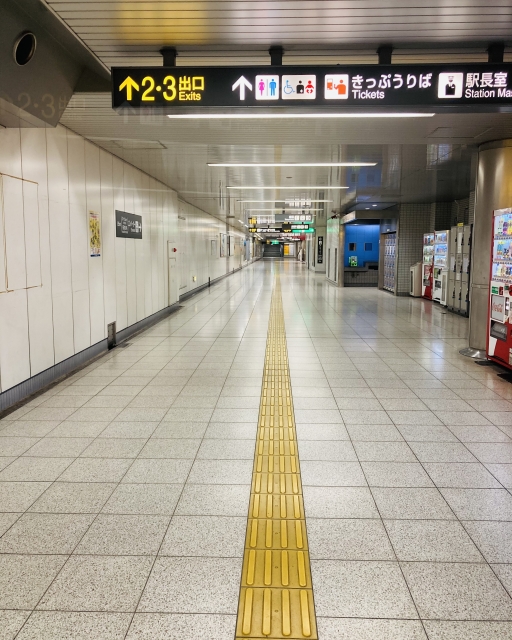 地下駅の通路に2・3出口やきっぷうりばの案内表示が並ぶ、駅で迷いやすさを感じさせる構内通路