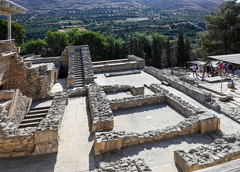 入り組んだ区画と通路が広がるクノッソス宮殿の遺跡