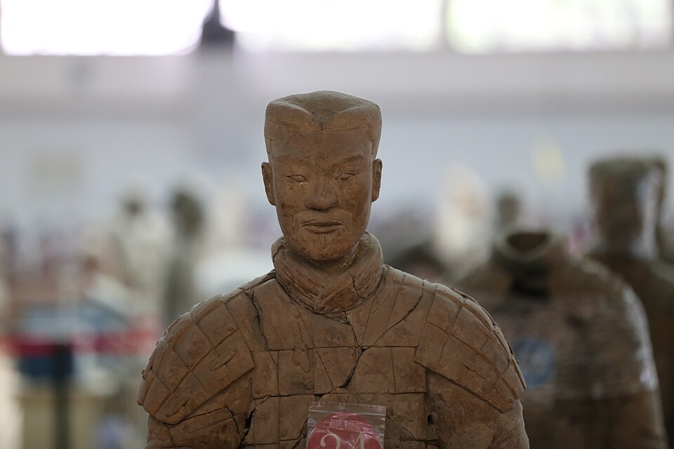兵馬俑の兵士の顔のクローズアップ、西安で発見された陶製の軍隊像