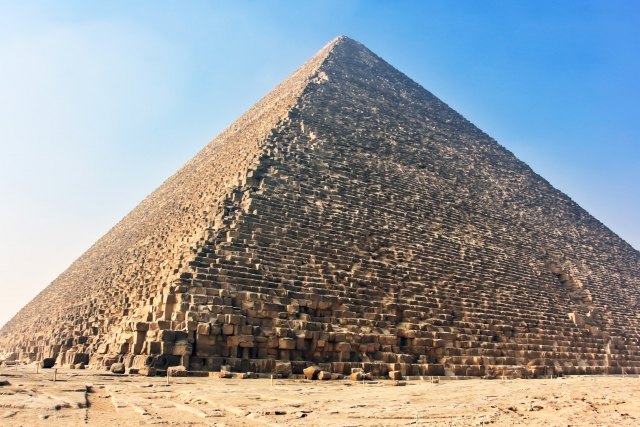 ギザの大ピラミッドを下から見上げた古代エジプトの巨大建築