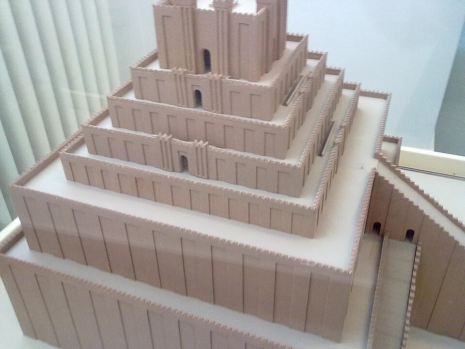 古代バビロンの巨大建築エテメンアンキの復元模型